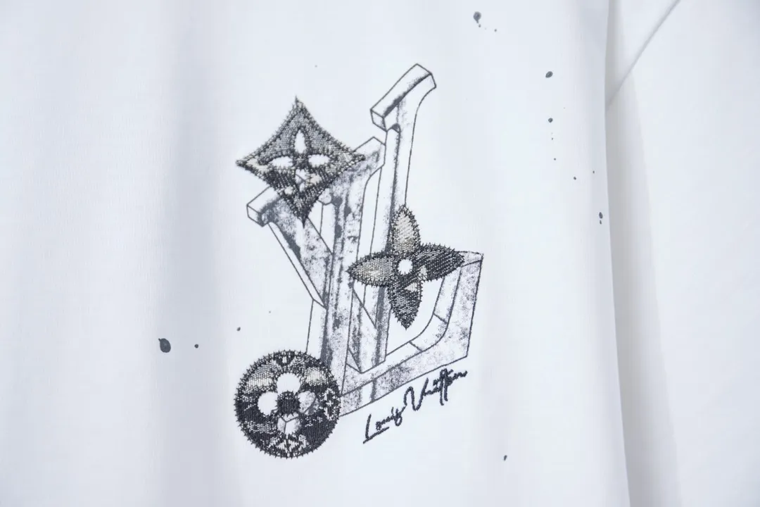🅿️190 1V 25SS early spring new style patch embroidered letters graffiti short sleeves light luxury essential item for daily commuting for men and women correct version welcome to compare detailed features · 320g 100% pure cotton double yarn jersey fabric · Custom dyed in the same vat, special thickened 32 pieces double-strand 1X1 thread · Imported Tajima machine patch embroidery classic LV petal icon pattern. Graffiti hand-painted LV letter printing · Double-needle sewing and cross-seam technology · Original main mark, washed tag, brand moisture-proof paper packaging Color: black/white Size: S/M/L/XL